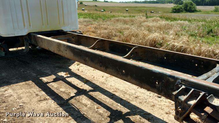 image for item DA5591 1996 International 4700 truck cab and chassis