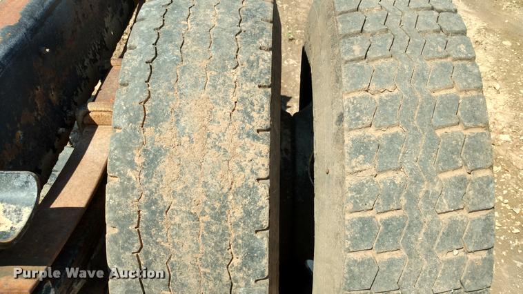 image for item DA5591 1996 International 4700 truck cab and chassis