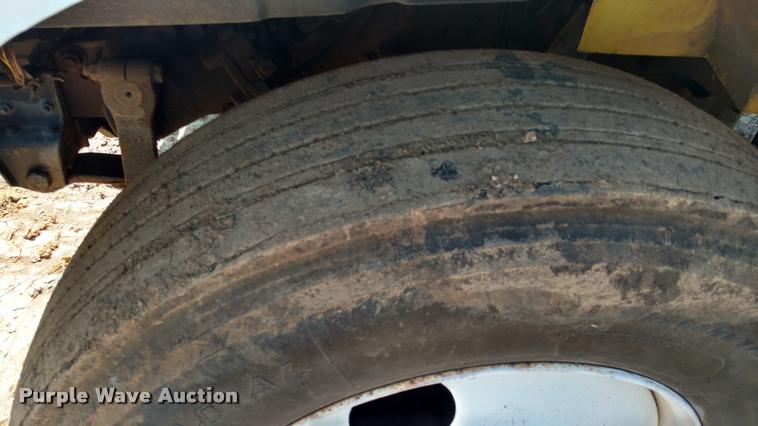 image for item DA5591 1996 International 4700 truck cab and chassis