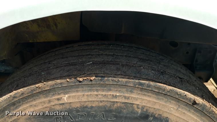 image for item DA5591 1996 International 4700 truck cab and chassis