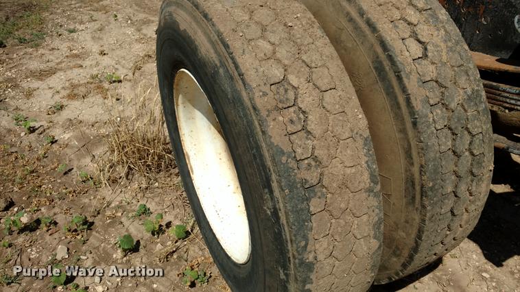 image for item DA5591 1996 International 4700 truck cab and chassis