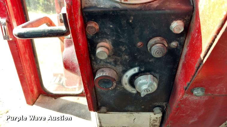 image for item DA5625 1973 International 766 tractor