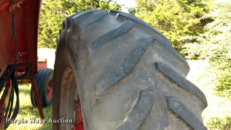 image for item DA5625 1973 International 766 tractor