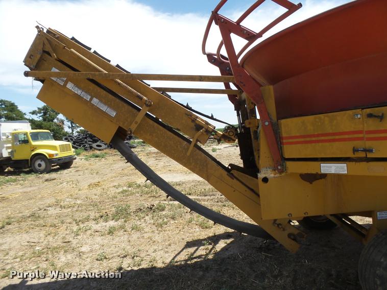 image for item DB2646 Harsh HayBuster H1000 tub grinder