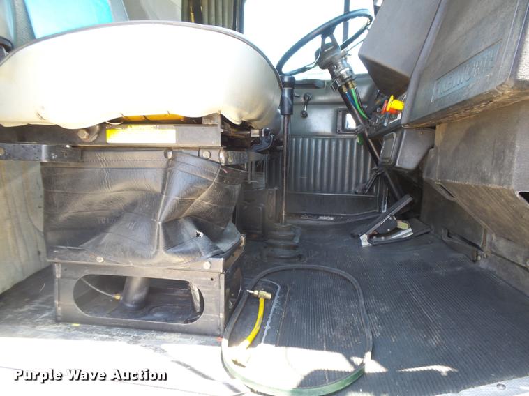 image for item DB2674 1995 Kenworth T800 silage truck