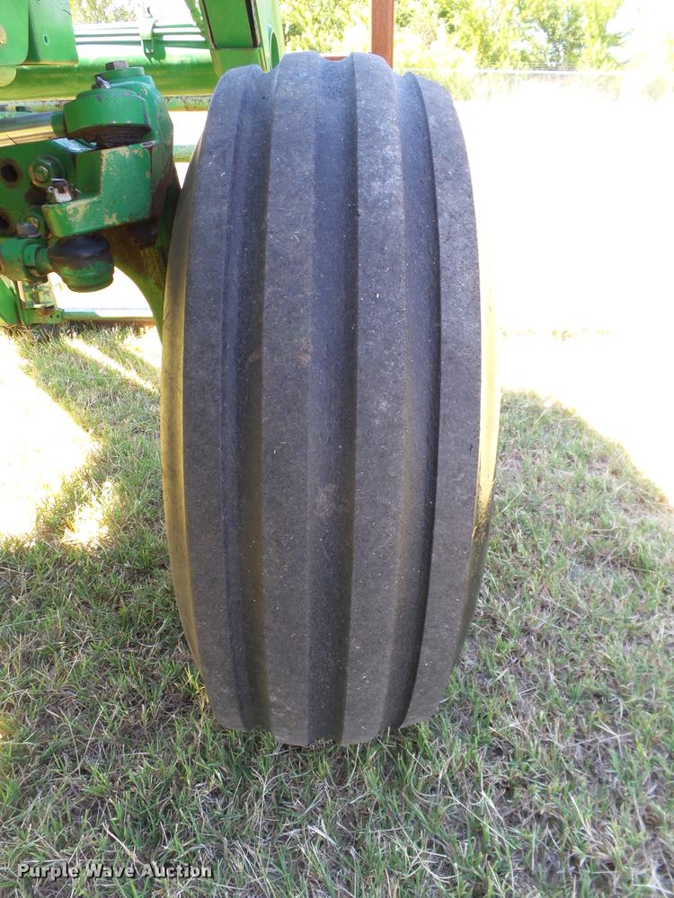 image for item DB4046 1993 John Deere 7800 tractor