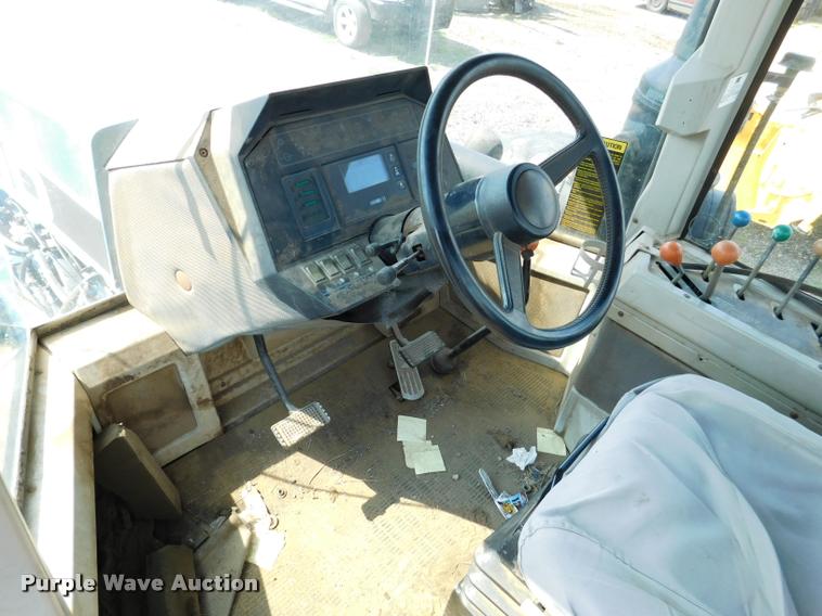 image for item DB9405 1990 Ford 946 Versatile 4WD tractor