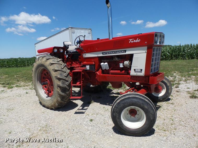 image for item DF9333 1971 International 1066 tractor