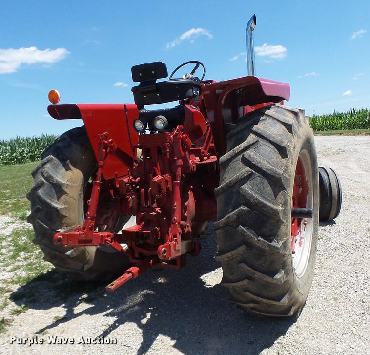 image for item DF9333 1971 International 1066 tractor