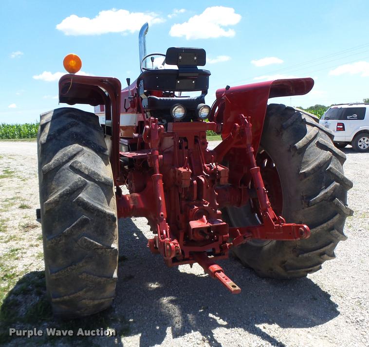 image for item DF9333 1971 International 1066 tractor