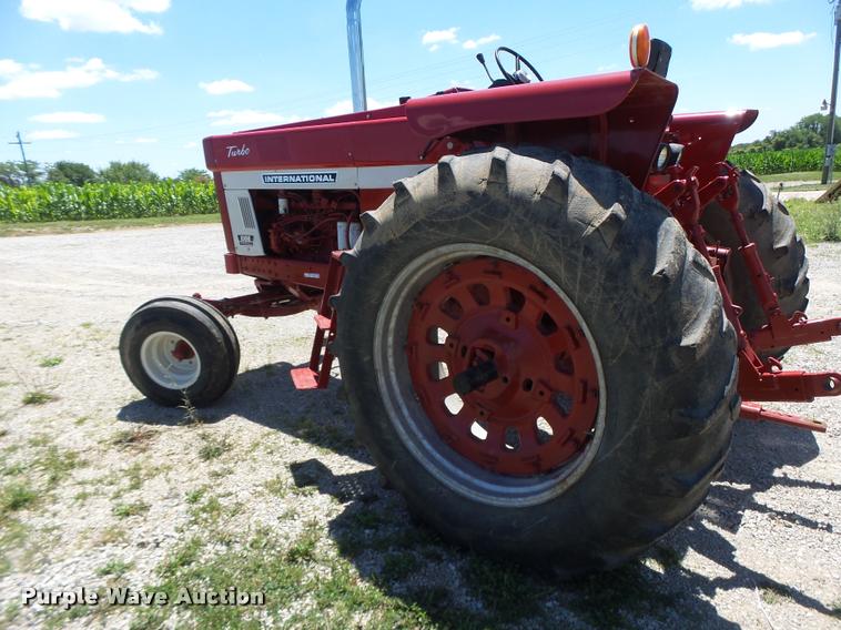 image for item DF9333 1971 International 1066 tractor