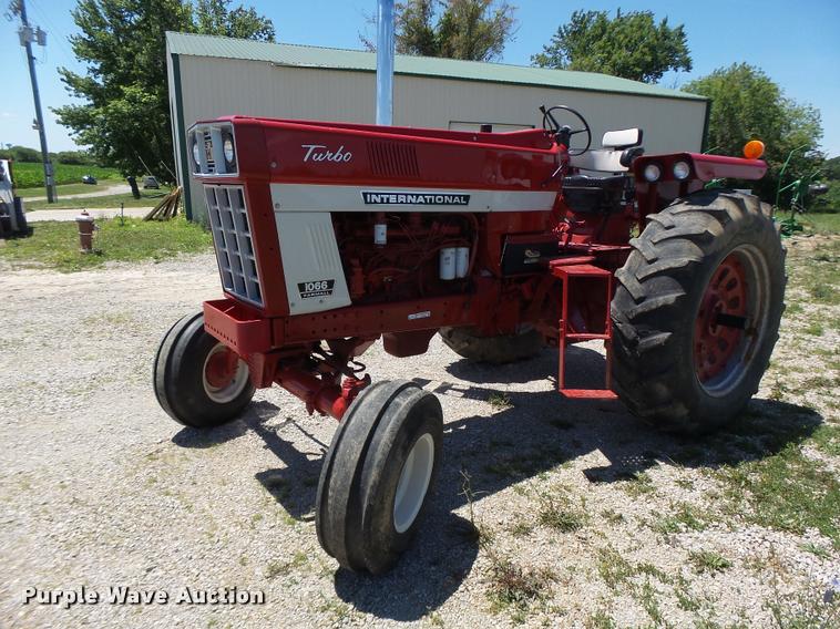 image for item DF9333 1971 International 1066 tractor