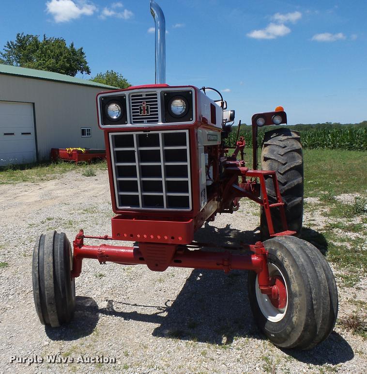 image for item DF9333 1971 International 1066 tractor
