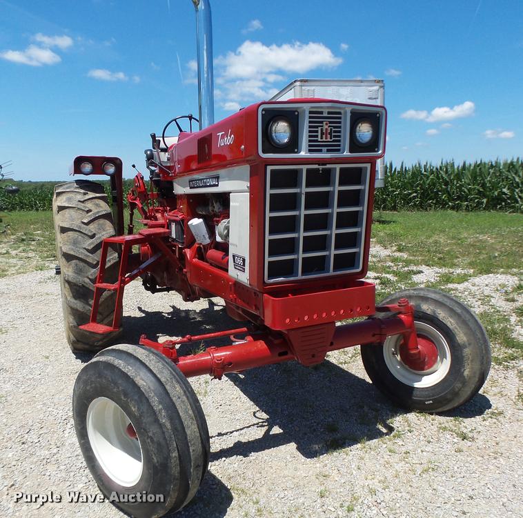 image for item DF9333 1971 International 1066 tractor