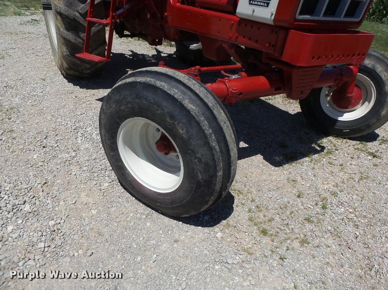 image for item DF9333 1971 International 1066 tractor