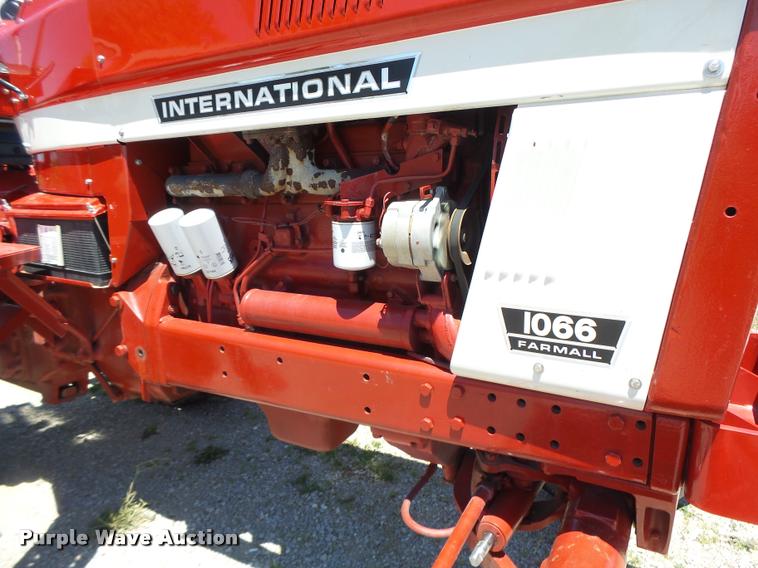 image for item DF9333 1971 International 1066 tractor