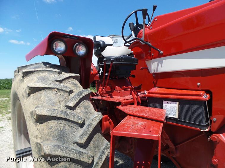 image for item DF9333 1971 International 1066 tractor
