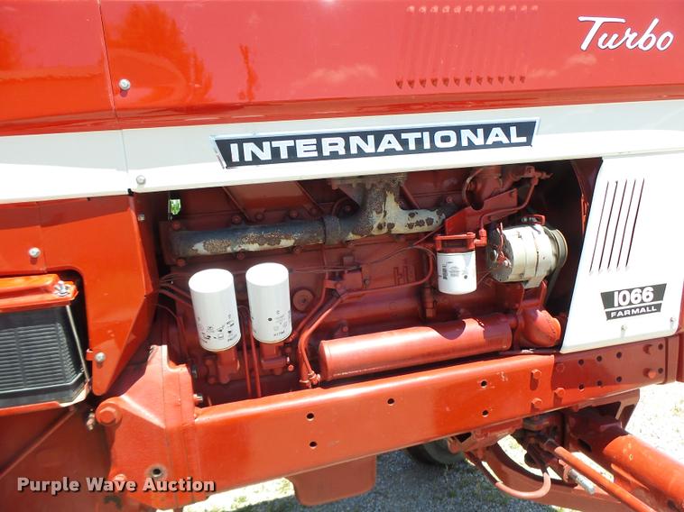 image for item DF9333 1971 International 1066 tractor