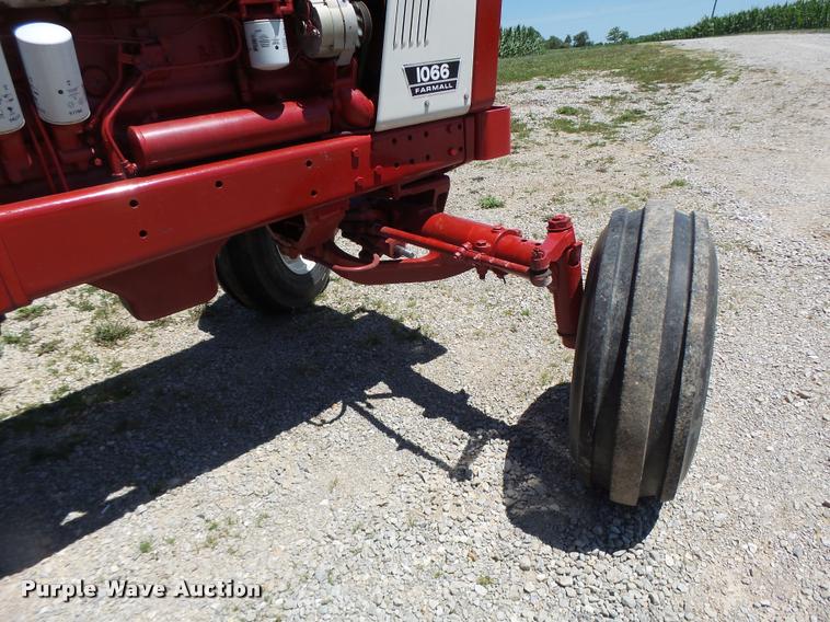 image for item DF9333 1971 International 1066 tractor