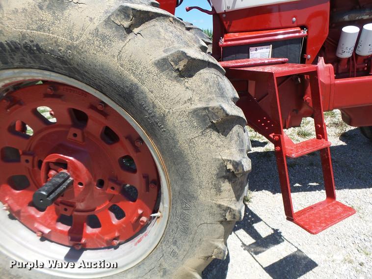 image for item DF9333 1971 International 1066 tractor