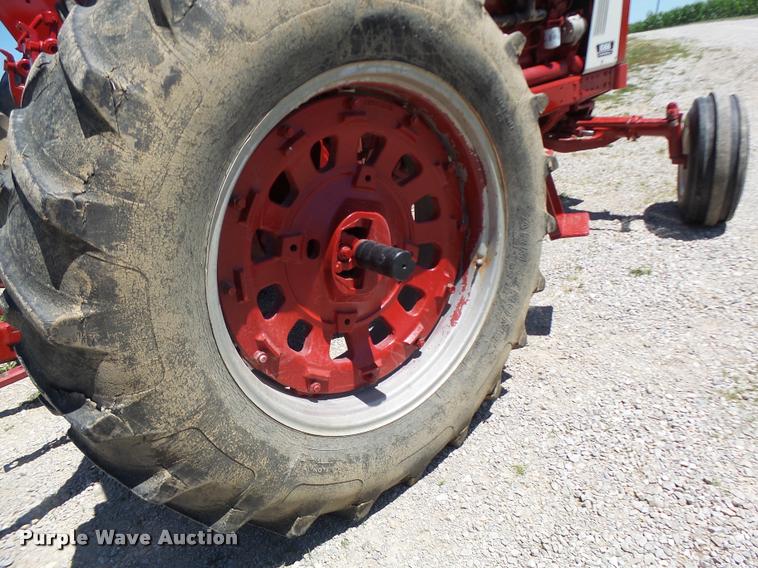 image for item DF9333 1971 International 1066 tractor