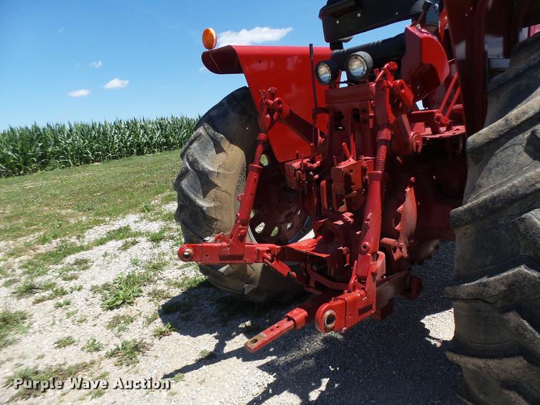 image for item DF9333 1971 International 1066 tractor