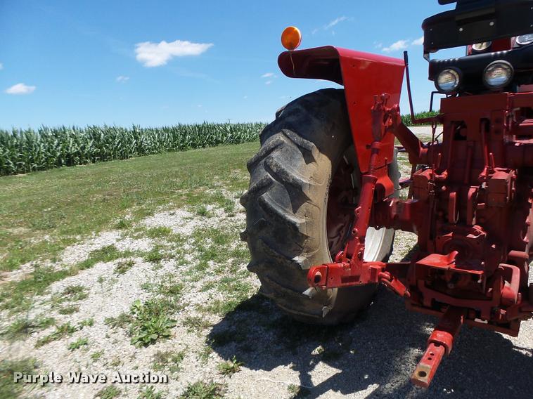 image for item DF9333 1971 International 1066 tractor