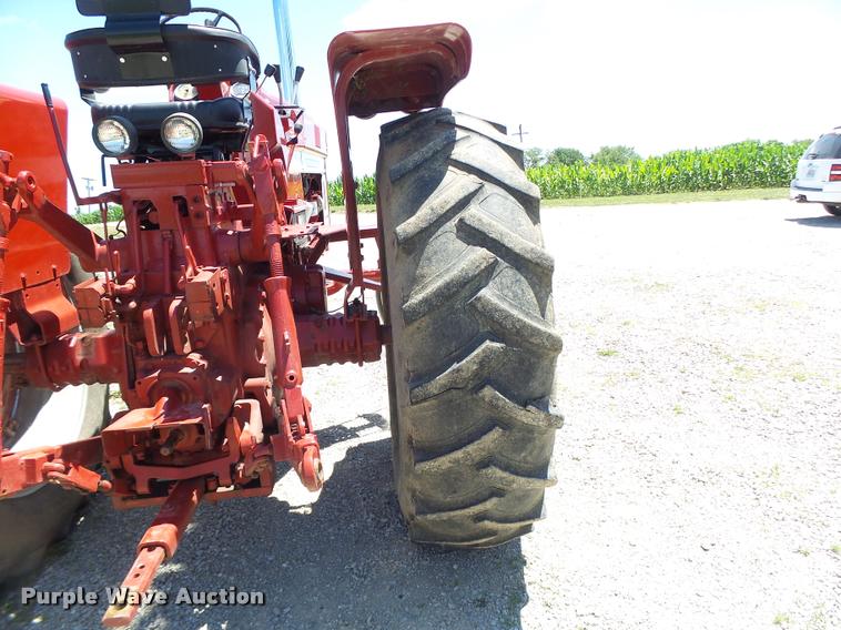 image for item DF9333 1971 International 1066 tractor