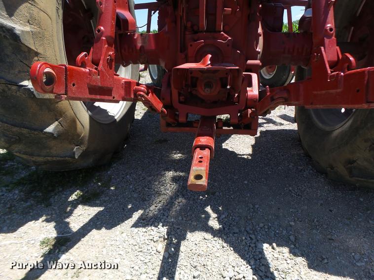 image for item DF9333 1971 International 1066 tractor