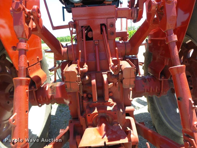 image for item DF9333 1971 International 1066 tractor