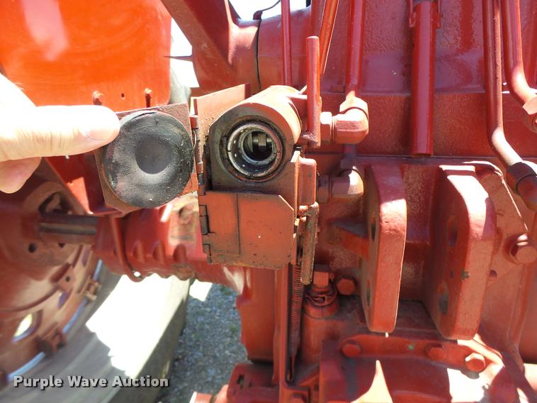 image for item DF9333 1971 International 1066 tractor