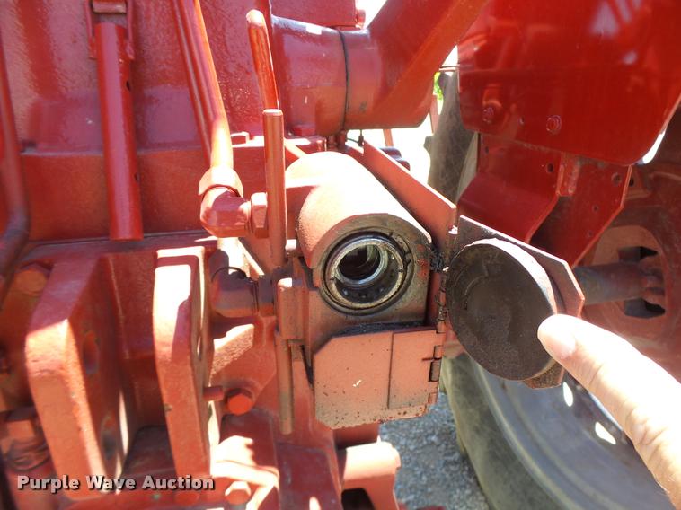 image for item DF9333 1971 International 1066 tractor