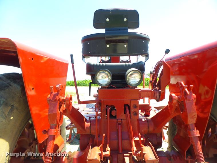 image for item DF9333 1971 International 1066 tractor