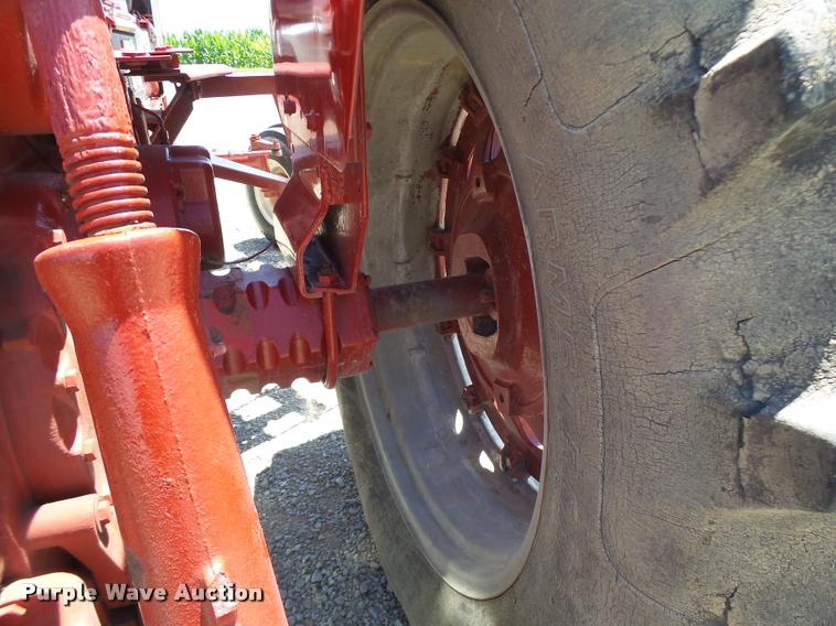 image for item DF9333 1971 International 1066 tractor