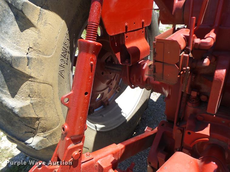 image for item DF9333 1971 International 1066 tractor