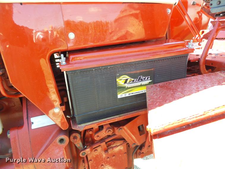 image for item DF9333 1971 International 1066 tractor