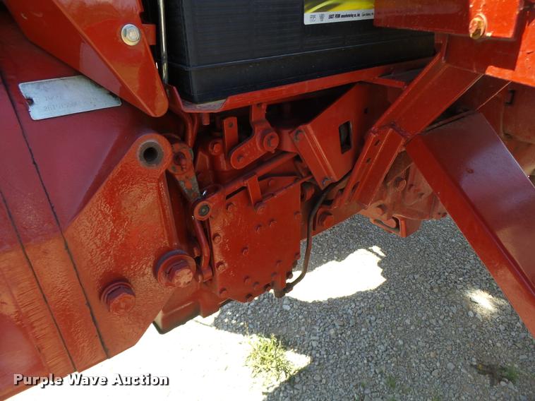 image for item DF9333 1971 International 1066 tractor