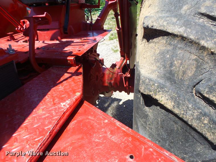 image for item DF9333 1971 International 1066 tractor