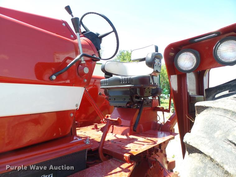 image for item DF9333 1971 International 1066 tractor