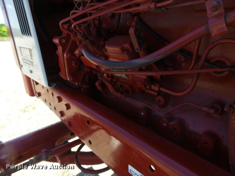 image for item DF9333 1971 International 1066 tractor