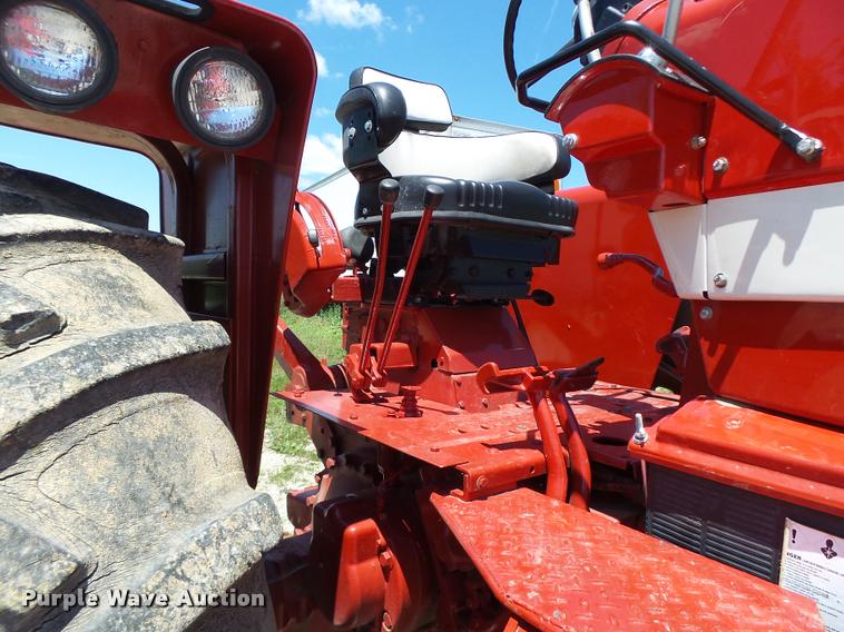 image for item DF9333 1971 International 1066 tractor