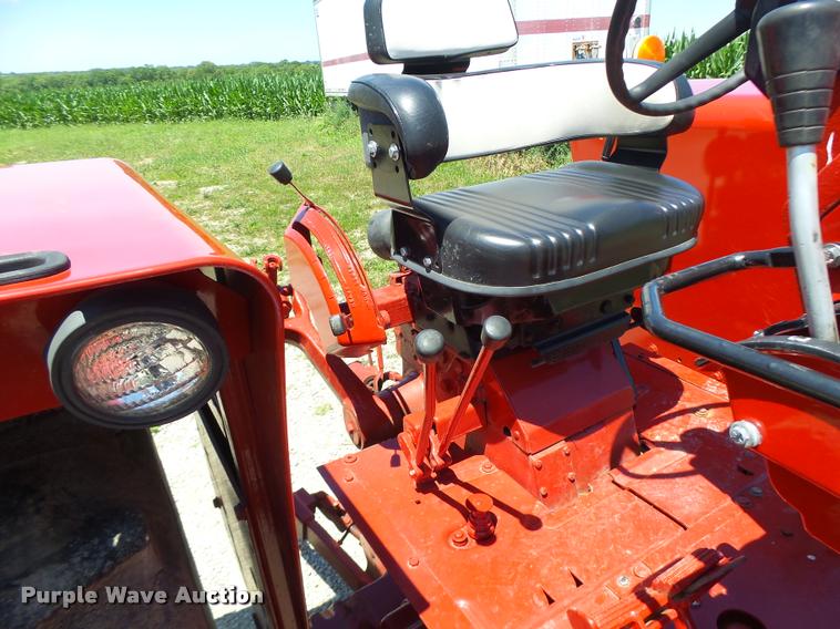 image for item DF9333 1971 International 1066 tractor