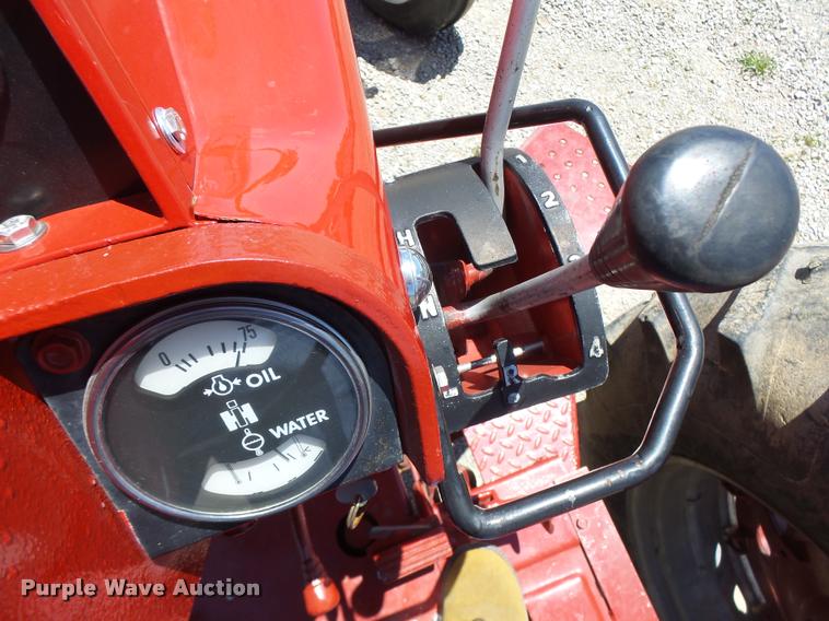 image for item DF9333 1971 International 1066 tractor