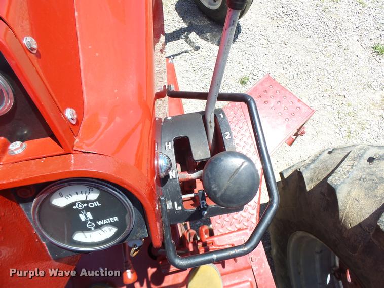 image for item DF9333 1971 International 1066 tractor