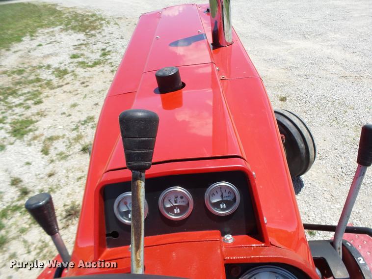 image for item DF9333 1971 International 1066 tractor