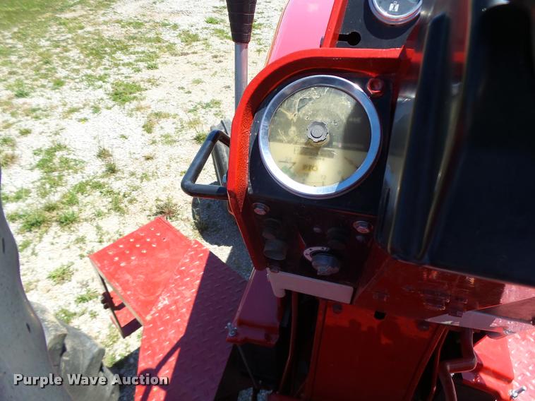 image for item DF9333 1971 International 1066 tractor