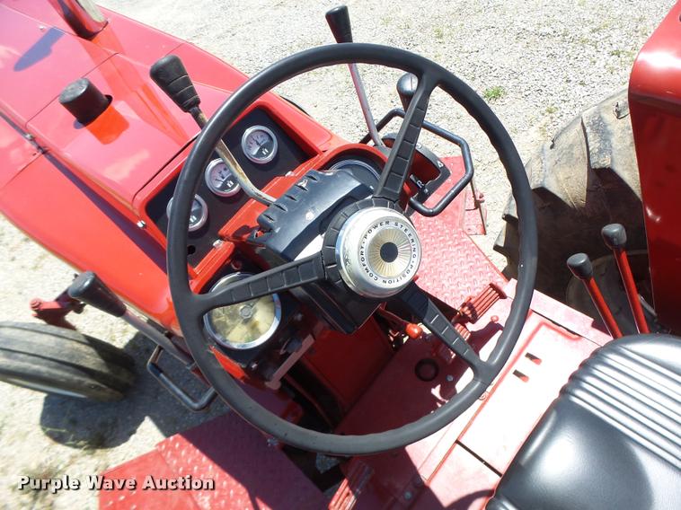 image for item DF9333 1971 International 1066 tractor