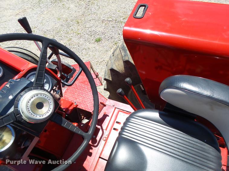 image for item DF9333 1971 International 1066 tractor