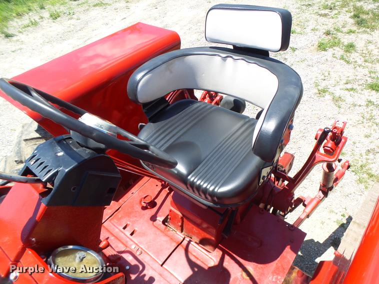 image for item DF9333 1971 International 1066 tractor