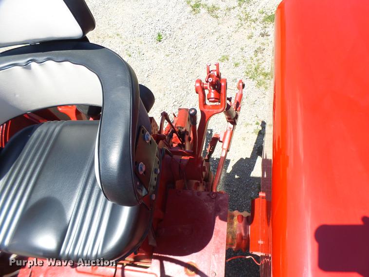 image for item DF9333 1971 International 1066 tractor